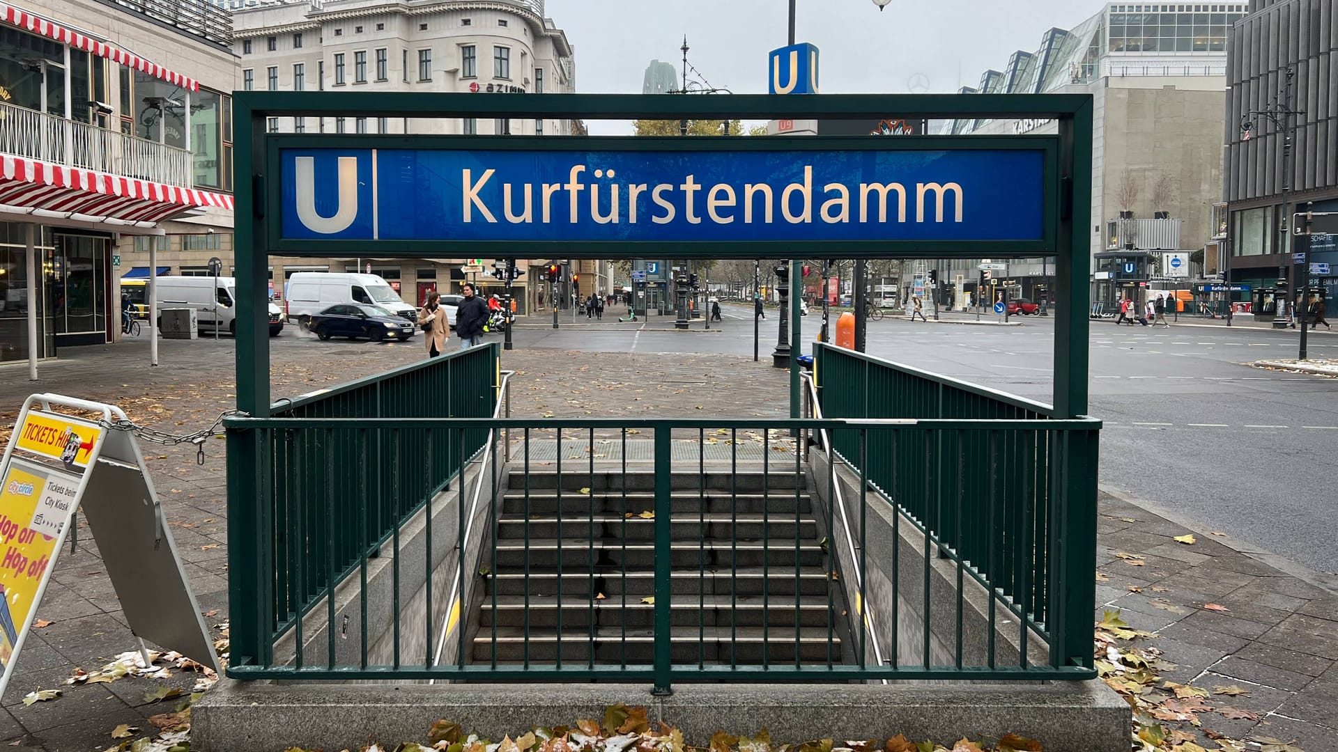U-Bahnhof Kurfürstendamm (Archivbild): Unbekannte Täter brachen in ein Juweliergeschäft ein. U-Bahnhof Kurfürstendamm (Archivbild): Unbekannte Täter brachen in ein Juweliergeschäft ein.