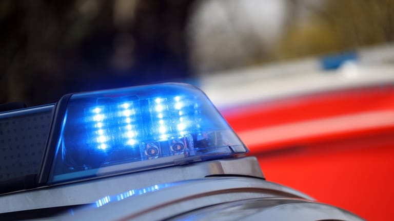 Ein Blaulicht auf einem Polizeiauto (Symbolbild): Nachdem ein Mann von zwei Unbekannten leicht verletzt wurde, sucht die Polizei Köln nach Zeugen.