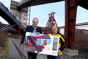 Hans-Peter Noll (li.), Vorstandsvorsitzender der Stiftung Zollverein präsentiert zusammen mit Post-Mitarbeiter Boris Dräger das Motiv der Marke.