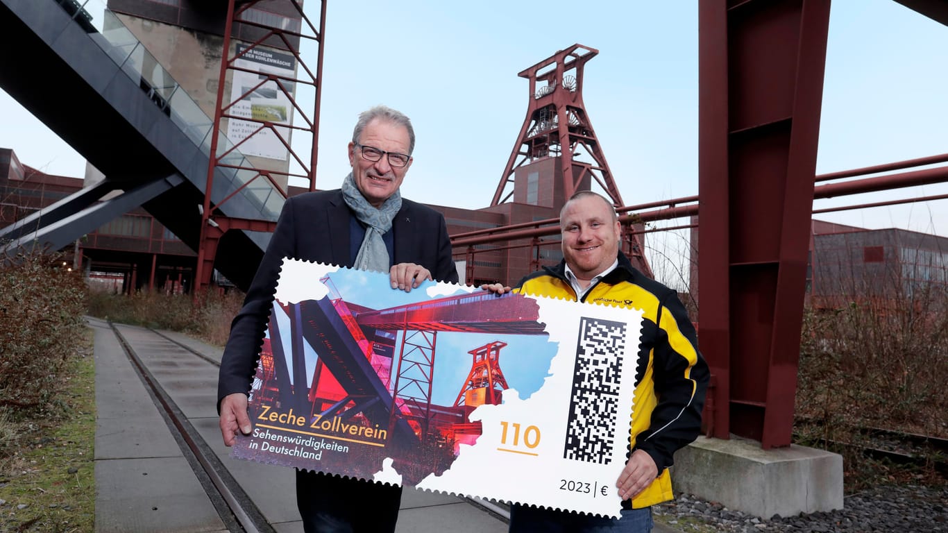 Hans-Peter Noll (li.), Vorstandsvorsitzender der Stiftung Zollverein präsentiert zusammen mit Post-Mitarbeiter Boris Dräger das Motiv der Marke.