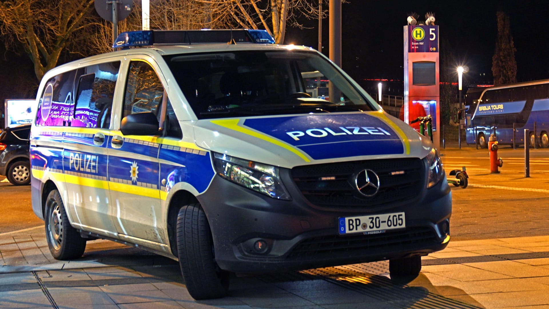 Einsatzfahrzeug der Polizei (Symbolbild): Bei den Ermittlungen zur Silvesternacht gelang der Polizei Essen ein erster Erfolg. Einsatzfahrzeug der Polizei (Symbolbild): Bei den Ermittlungen zur Silvesternacht gelang der Polizei Essen ein erster Erfolg.