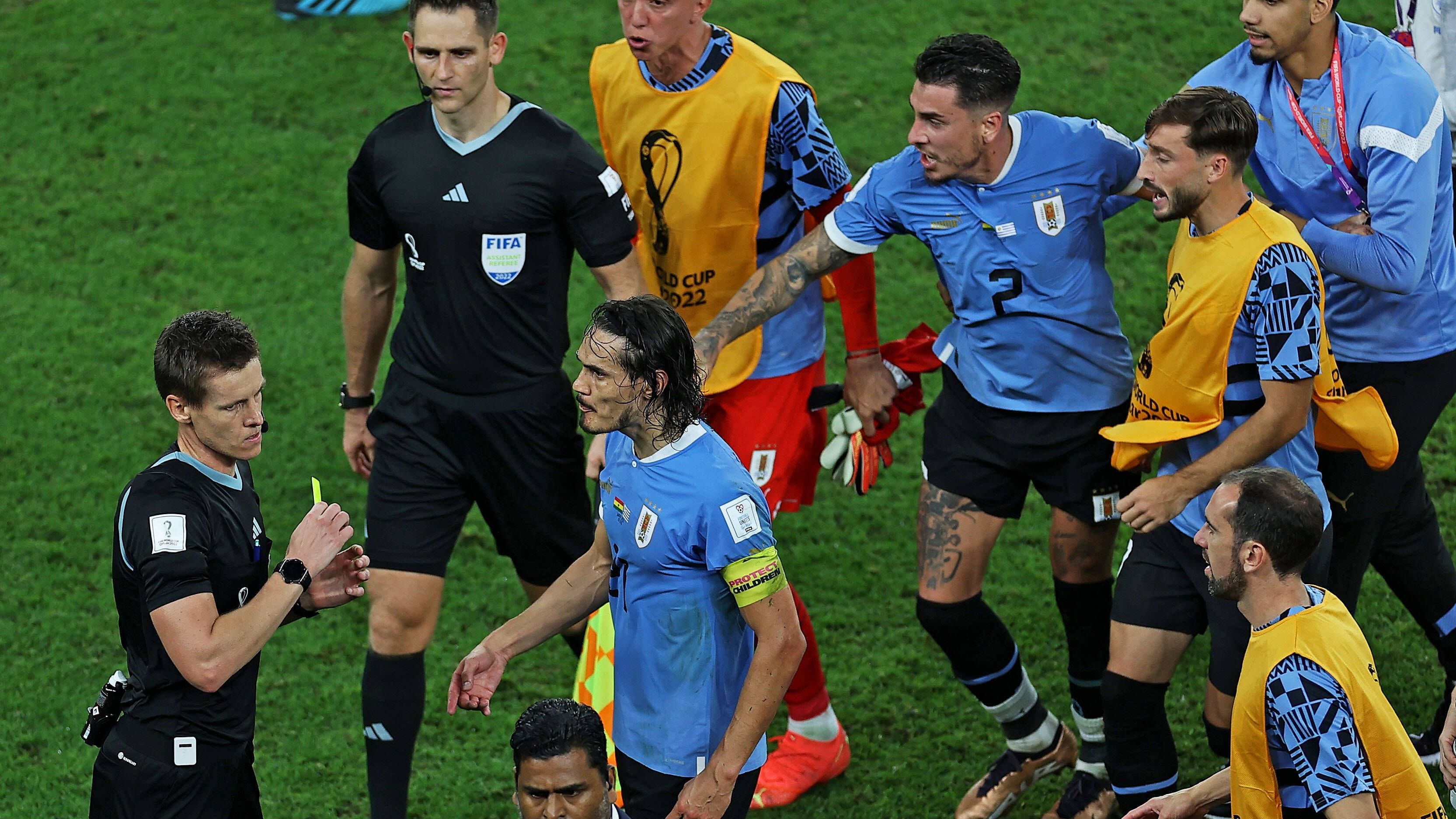 Skandal bei der WM: Fifa sperrt vier uruguayische Spieler nach Attacken auf deutschen Schiri Siebert