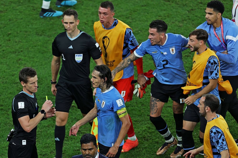 Uruguayische Spieler beschweren sich bei Daniel Siebert: Die Fifa greift nach den wüsten Szenen bei der WM nun durch.