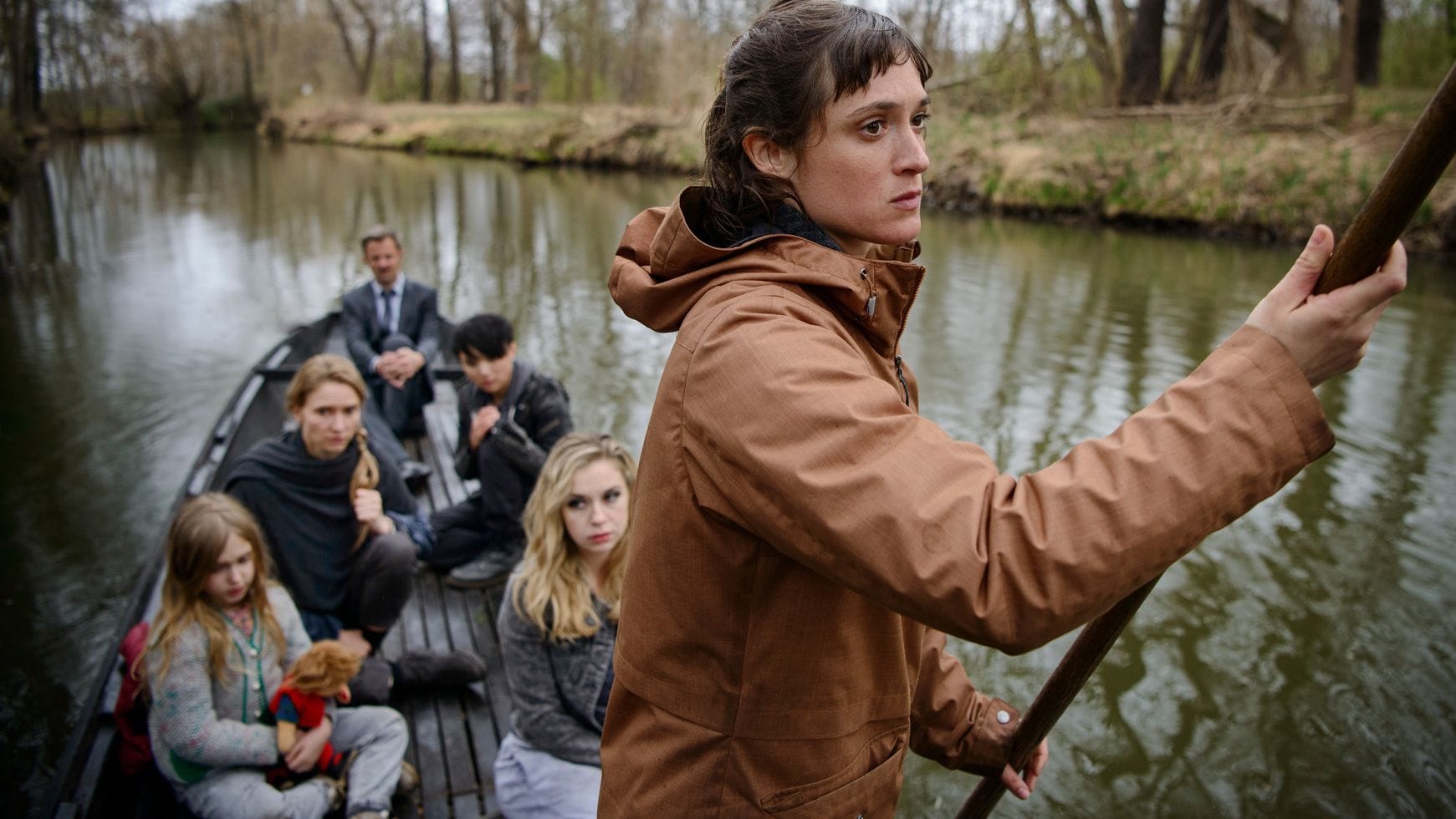 "Spreewaldkrimi": Maja Wichmann (Friederike Becht) stagt mit ihren Persönlichkeiten Toni (Yun Huang), Steffi (Anna Hermann), Theresa (Frida-Lovisa Hamann), Kiki (Sibil Limird) und dem Flüsterer (Philipp Hochmair) zum Ort ihres Kindheitstraumas.