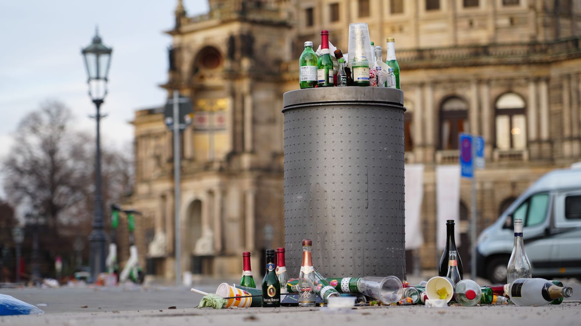 Die Silvesternacht hat in Dresden Spuren hinterlassen.