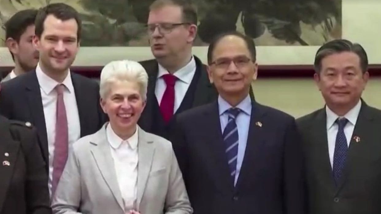 Die FDP-Delegierten Johannes Vogel (links) und Marie-Agnes Strack-Zimmermann (vorne) mit dem taiwanesischen Parlamentspräsidenten Yu Shyi-kun (2. von rechts).