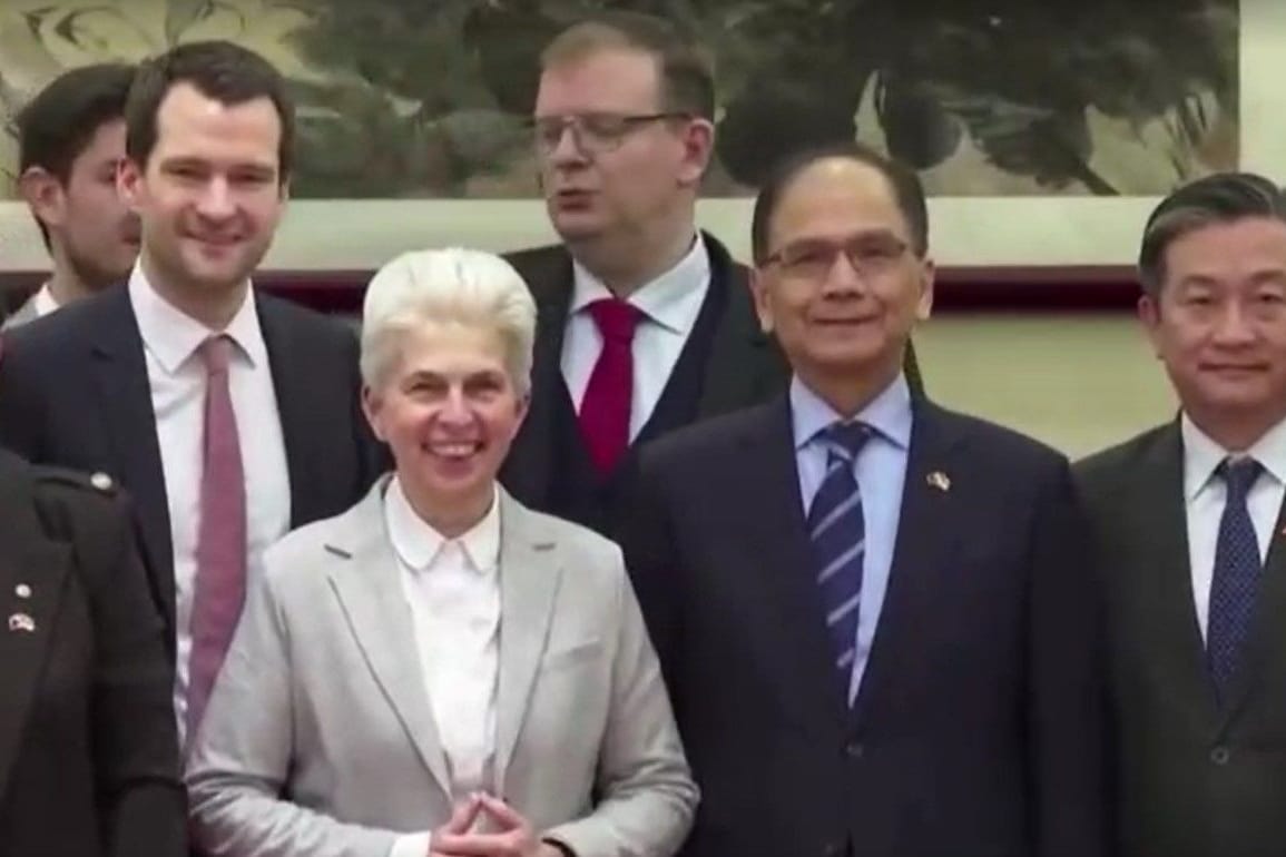 Die FDP-Delegierten Johannes Vogel (links) und Marie-Agnes Strack-Zimmermann (vorne) mit dem taiwanesischen Parlamentspräsidenten Yu Shyi-kun (2. von rechts).