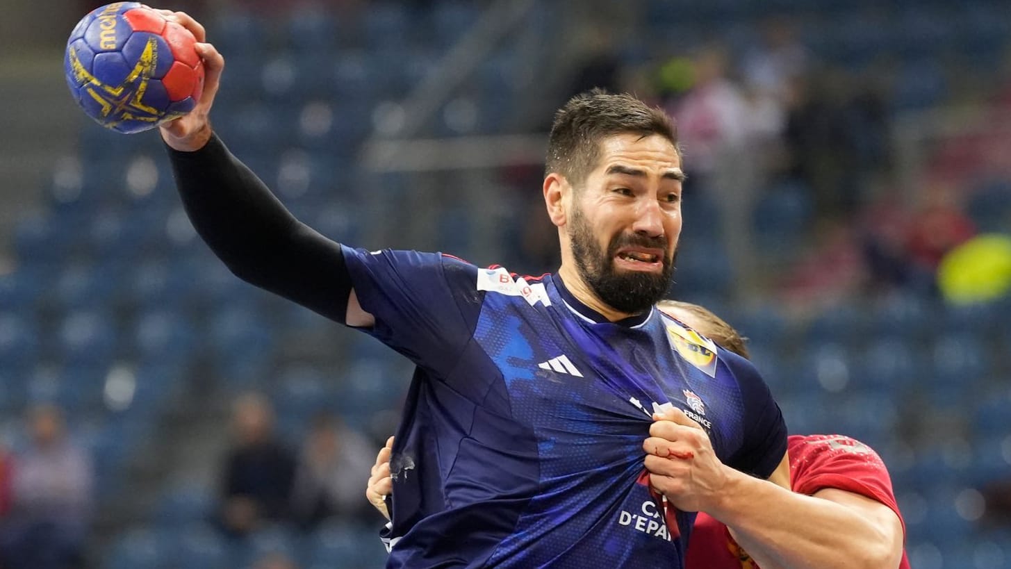 Frankreichs Nikola Karabatic im Angriff gegen Montenegro.