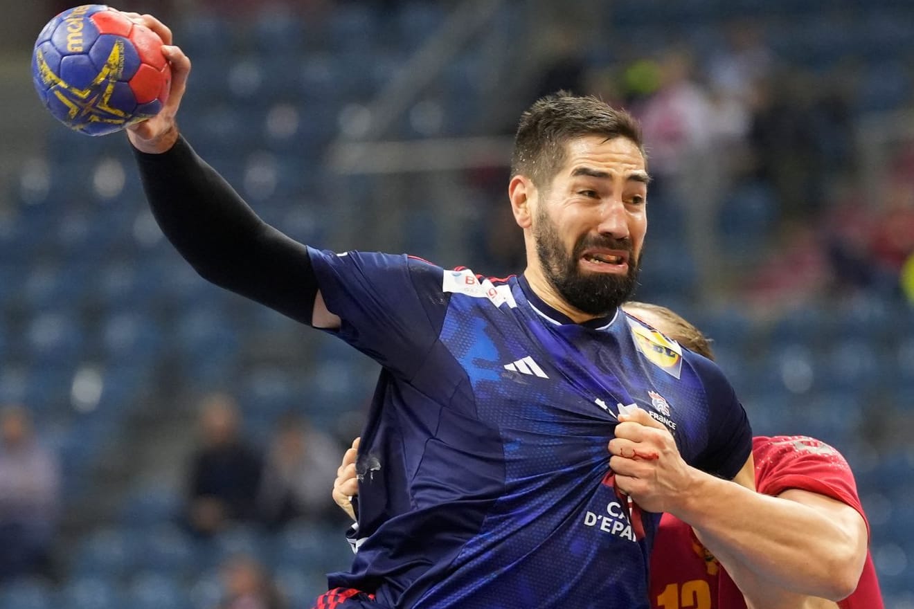 Frankreichs Nikola Karabatic im Angriff gegen Montenegro.