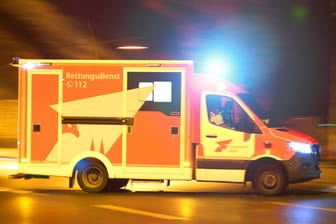 Ein Krankenwagen im Einsatz (Symbolbild): In Celle haben Unbekannte die Radmuttern eines Rettungswagens gelöst.