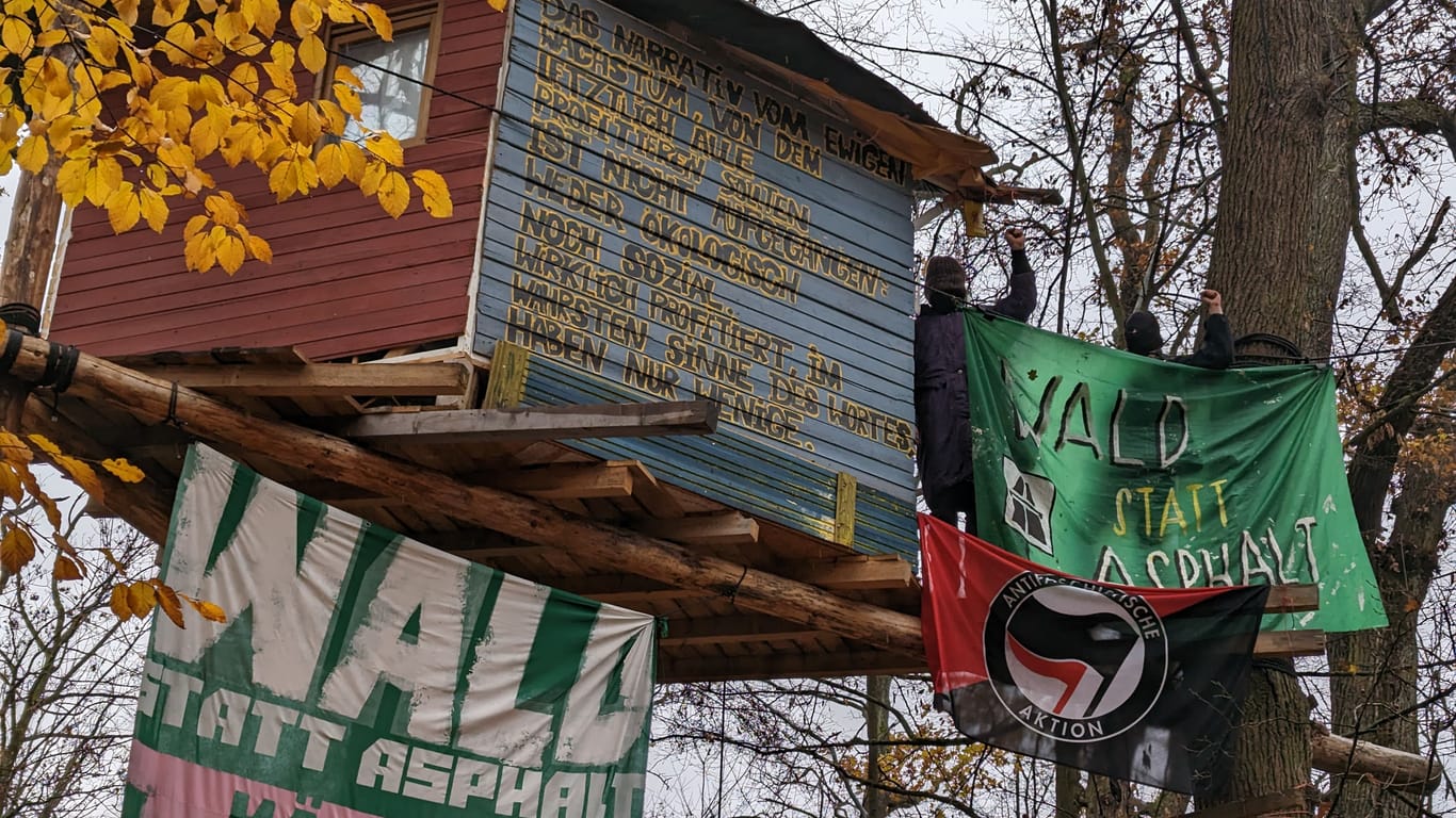 Aktivisten auf einem Baumhaus im Fechenheimer Wald: Sie werden bis zum Schluss den Wald verteidigen.