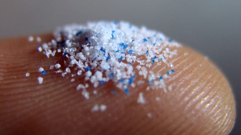 Kleine Kunststoffpartikel aus einem Peeling-Gel: Zahlreiche Kosmetikprodukte enthalten weiterhin Mikroplastik, dass sich auch in Kläranlagen nicht ganz aus dem Wasser filtern lässt.