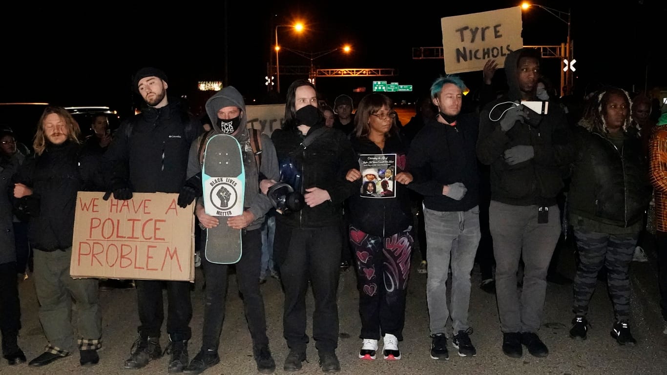 Demonstrierende in Memphis am Freitagabend (Ortszeit): Der gewaltsame Tod von Tyre Nichols ist der jüngste Fall in einer langen Serie tödlicher Polizeigewalt gegen schwarze und braune US-Amerikaner.