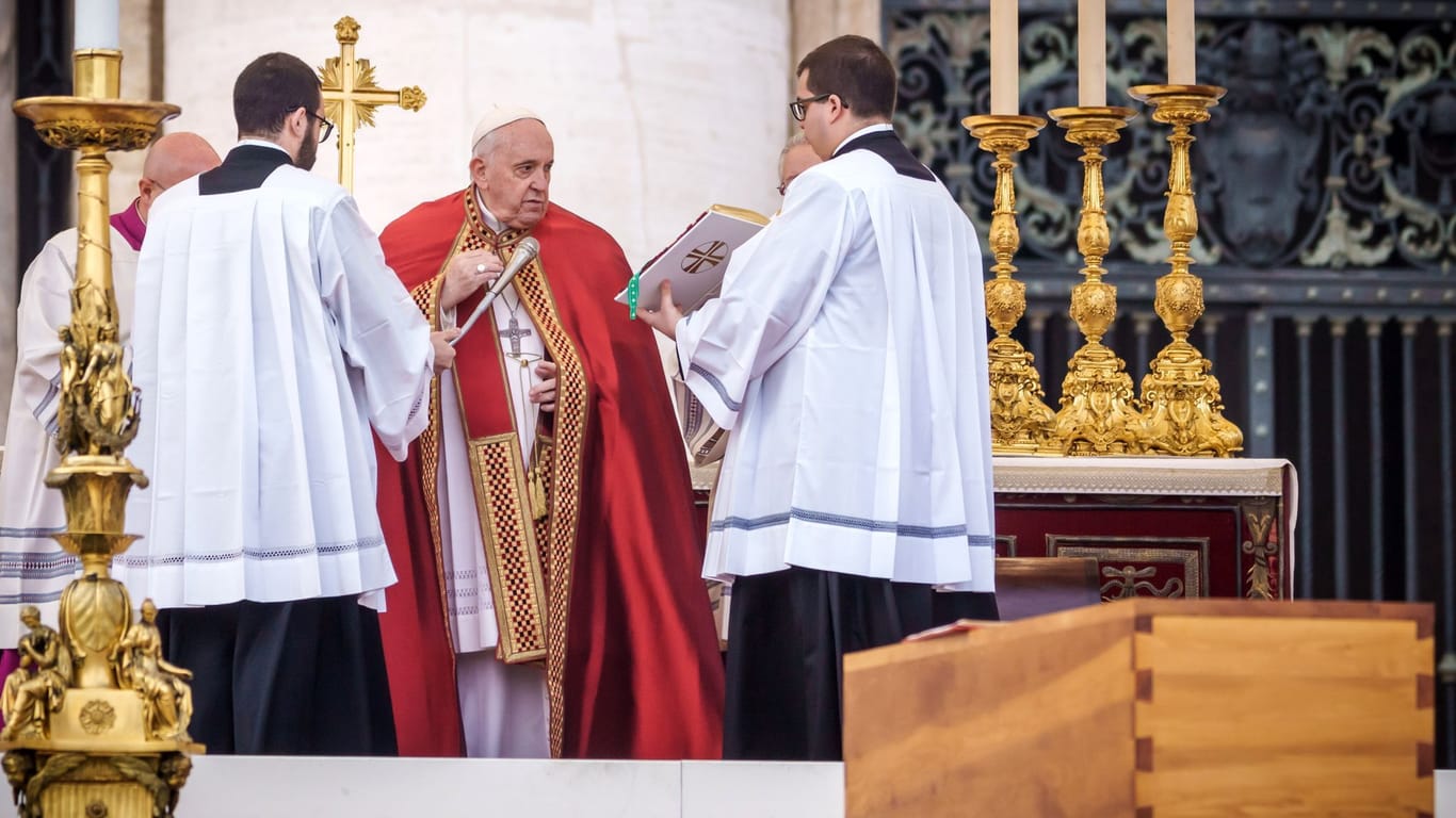 Emeritierter Papst Benedikt XVI. gestorben - Trauermesse