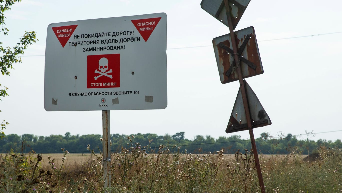 Ein Schild in Donezk (Ukraine) warnt vor Landminen: 250.000 Quadratkilometer des Landes sollen laut Behördenangaben minenverseucht sein.