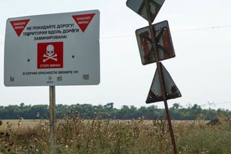 Ein Schild in Donezk (Ukraine) warnt vor Landminen: 250.000 Quadratkilometer des Landes sollen laut Behördenangaben minenverseucht sein.