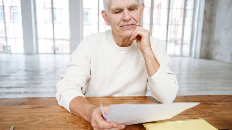 Rentenbescheid erhalten: Damit das Geld rechtzeitig kommt, muss der Ruhestand vorab richtig geplant werden.