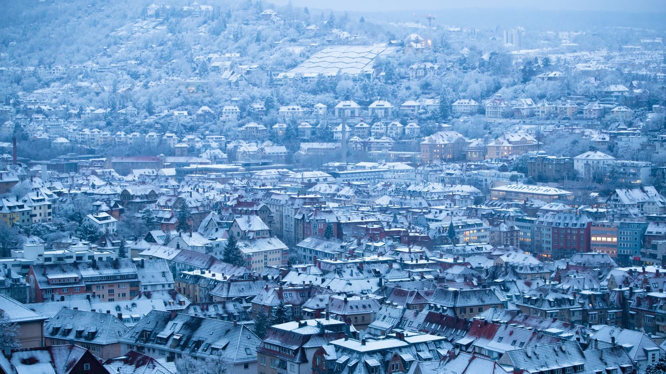 Schnee liegt am frühen Morgen auf den Dächern von Stuttgart: Auch in den kommenden Tagen ist in der Region Stuttgart mit Schnee zu rechnen.
