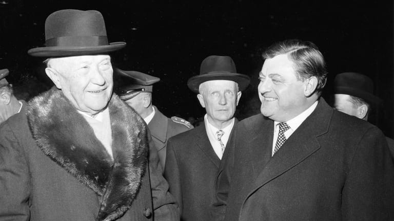 Konrad Adenauer (l.) mit Franz Josef Strauß (r.) 1962: Der Bayer machte nach Bonn in Bayern Karriere.