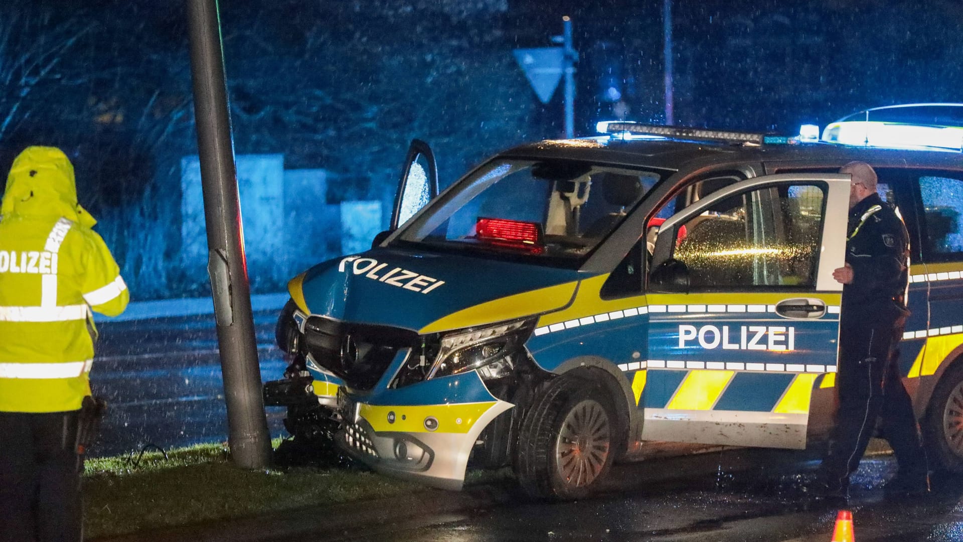 Der demolierte Streifenwagen ganz am Anfang der Verfolgungsjagd: Hier blieben die Beamten unverletzt.