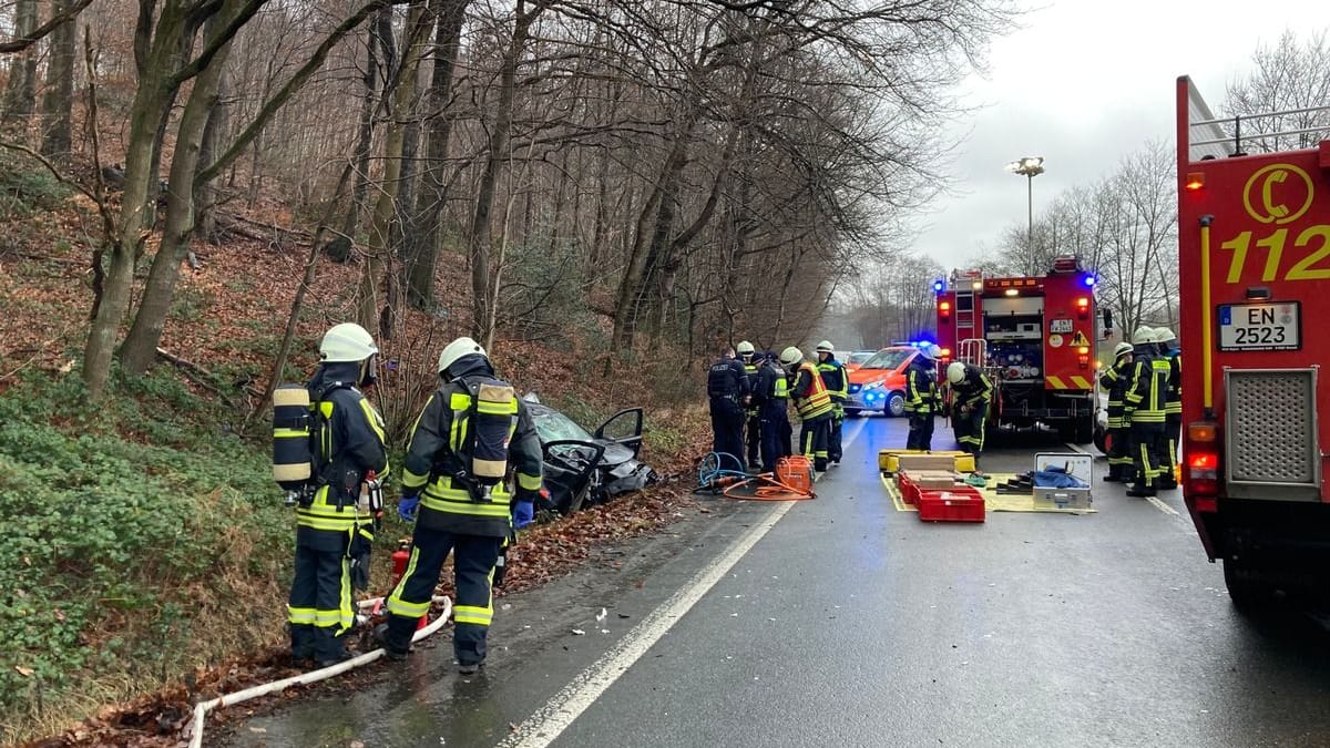 Die Feuerwehr rückte mit einem Großaufgebot zur Einsatzstelle aus.