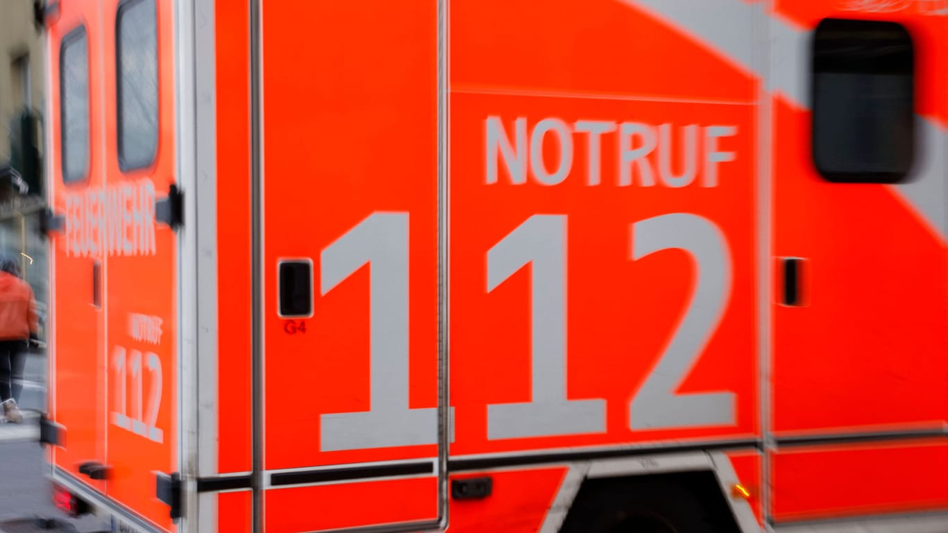 Rettungswagen der Berliner Feuerwehr (Symbolbild): Am Sonntag kam es zum Unfall zwischen einer Autofahrerin und einem Kind.