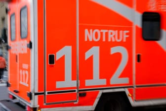 Rettungswagen der Berliner Feuerwehr (Symbolbild): Am Sonntag kam es zum Unfall zwischen einer Autofahrerin und einem Kind.