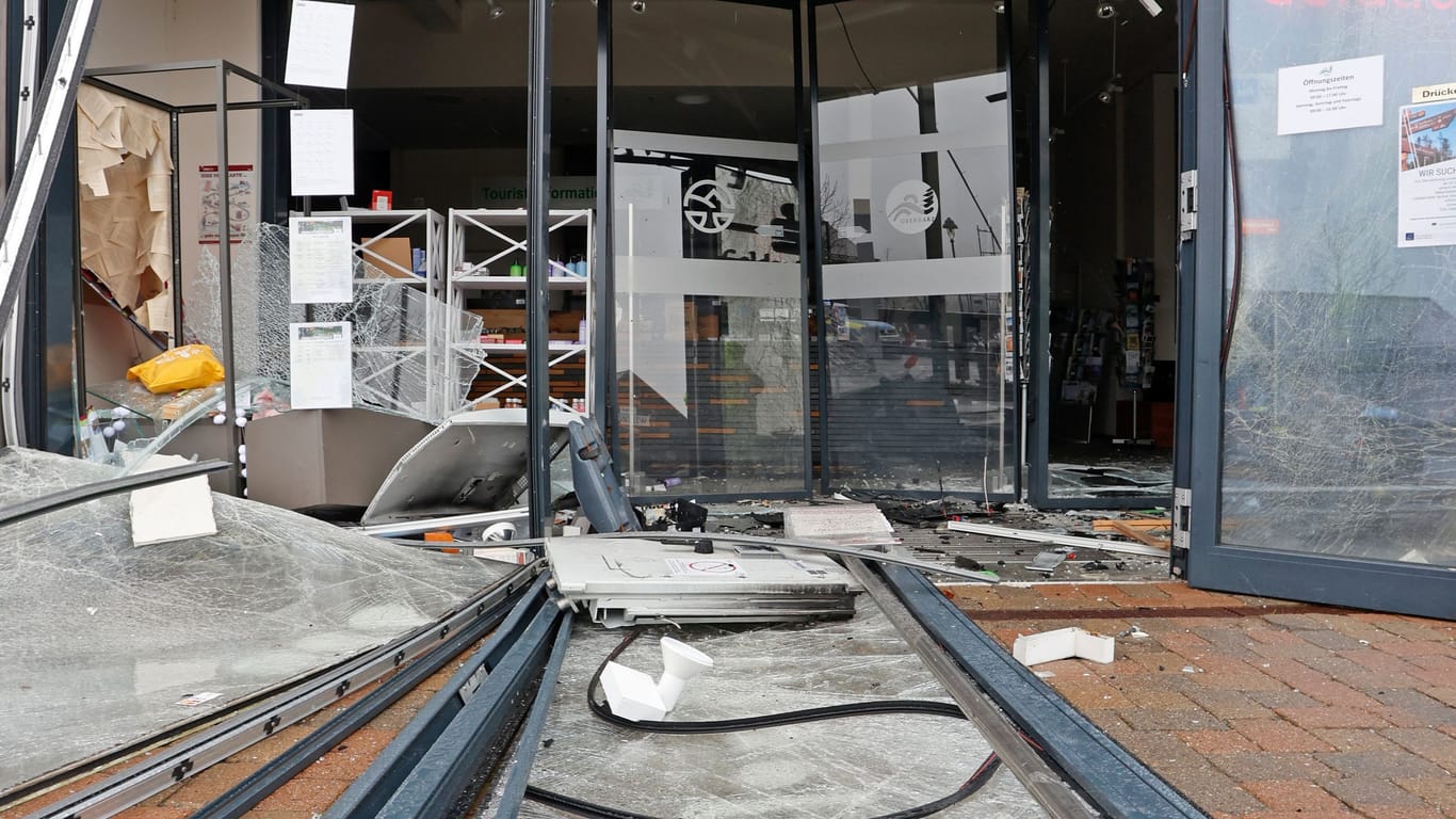 Blick auf einen zerstörten Vorraum der Touristinformation am Torfhaus: Am frühen Morgen haben Männer einen Geldautomaten gesprengt.