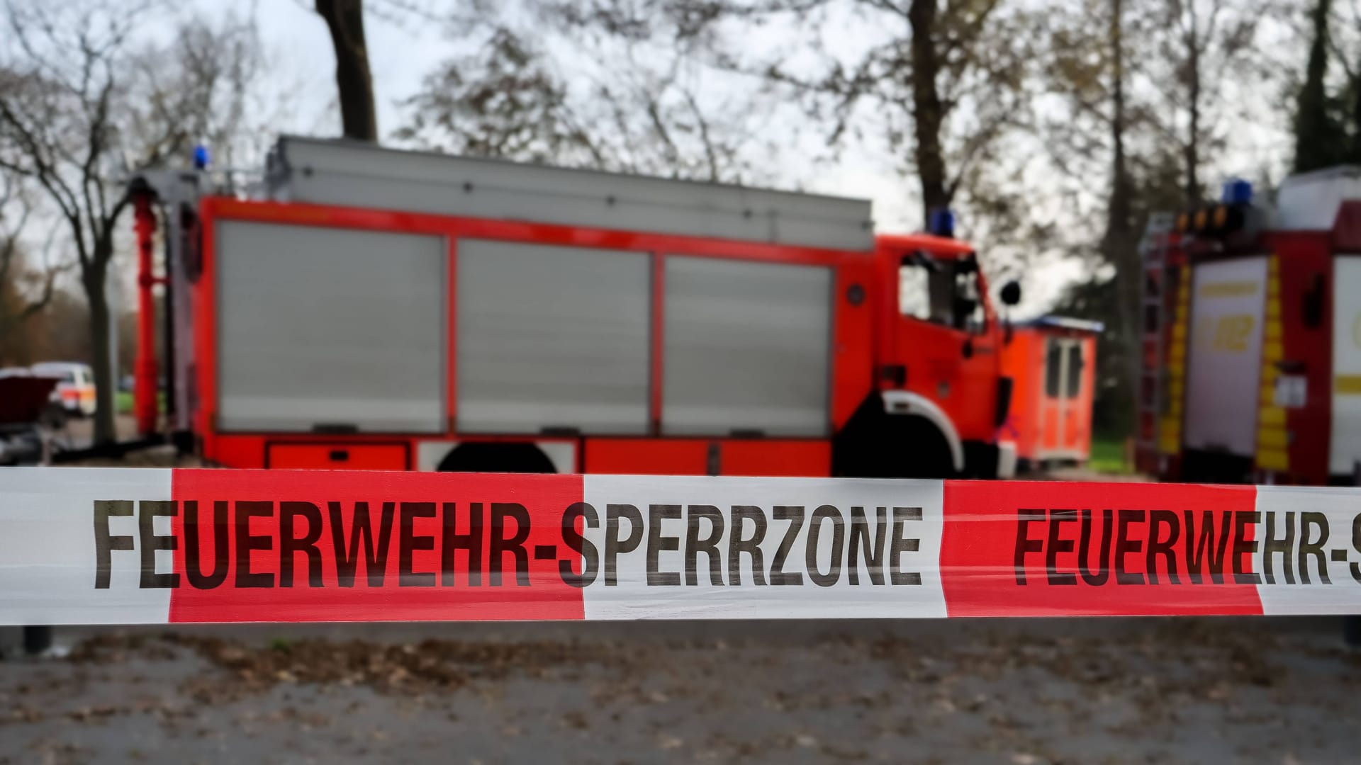 Sperrzone der Feuerwehr (Symbolbild): Das Feuer griff auf weitere Ferienhäuser über.