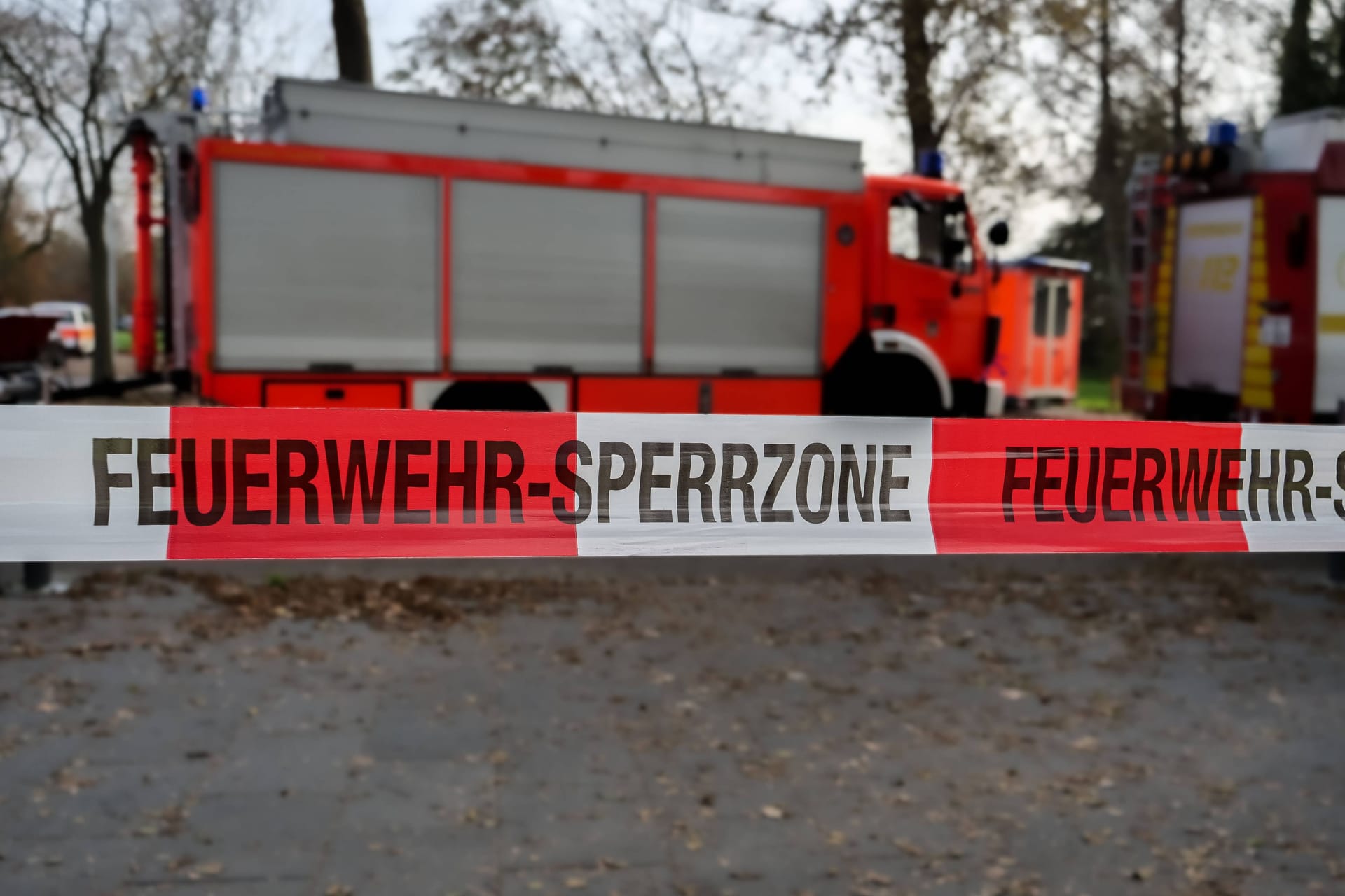 Sperrzone der Feuerwehr (Symbolbild): Das Feuer griff auf weitere Ferienhäuser über.