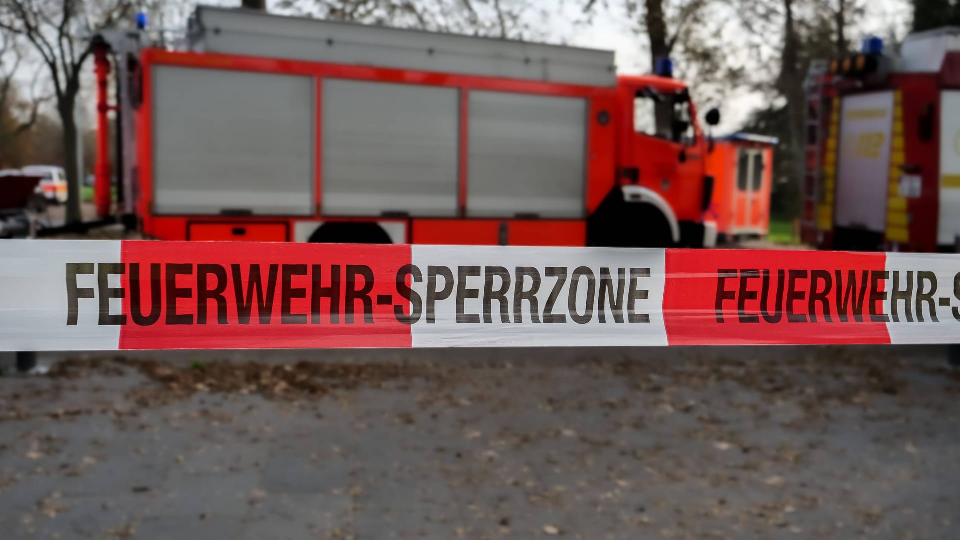 Sperrzone der Feuerwehr (Symbolbild): Das Feuer griff auf weitere Ferienhäuser über.