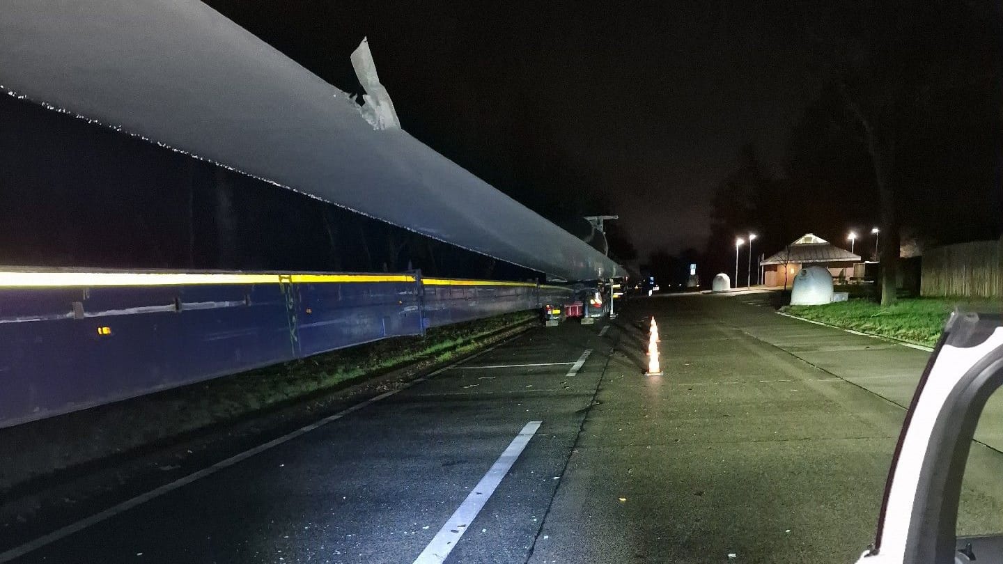 Demoliertes Windrad auf dem Parkplatz "Bütteler Holz": Vom Fahrer fehlt bislang jede Spur.