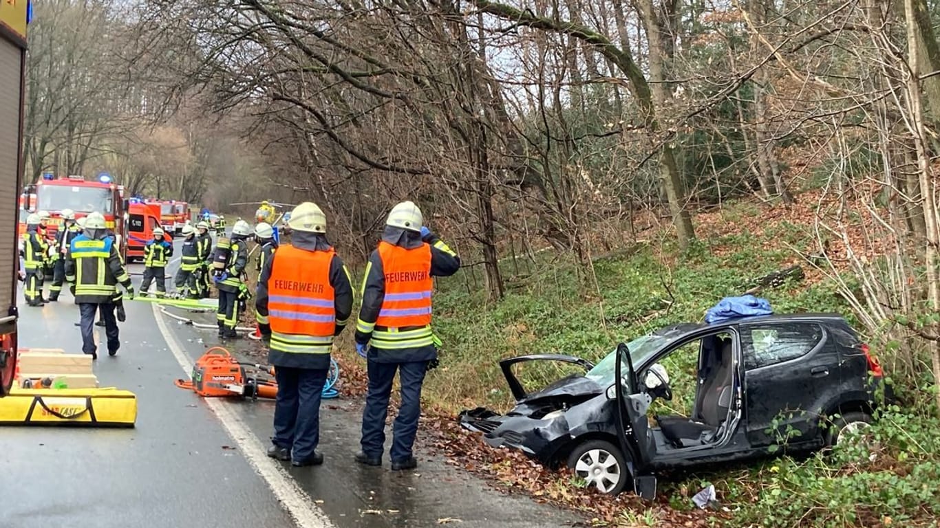 Die Unfallstelle in Hattingen: Rettungskräfte mussten zwei Pkw-Insassen aus dem Fahrzeug schneiden.