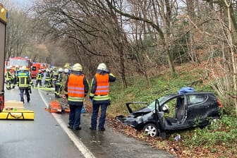 Die Unfallstelle in Hattingen: Rettungskräfte mussten zwei Pkw-Insassen aus dem Fahrzeug schneiden.