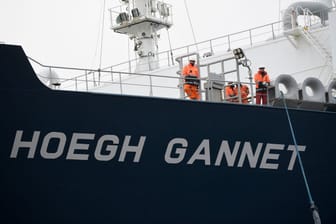 Arbeiter auf der "Höegh Gannet" in Brunsbüttel: Das Spezialschiff soll Flüssiggas aufnehmen, bis das feste Terminal arbeitsfähig ist.