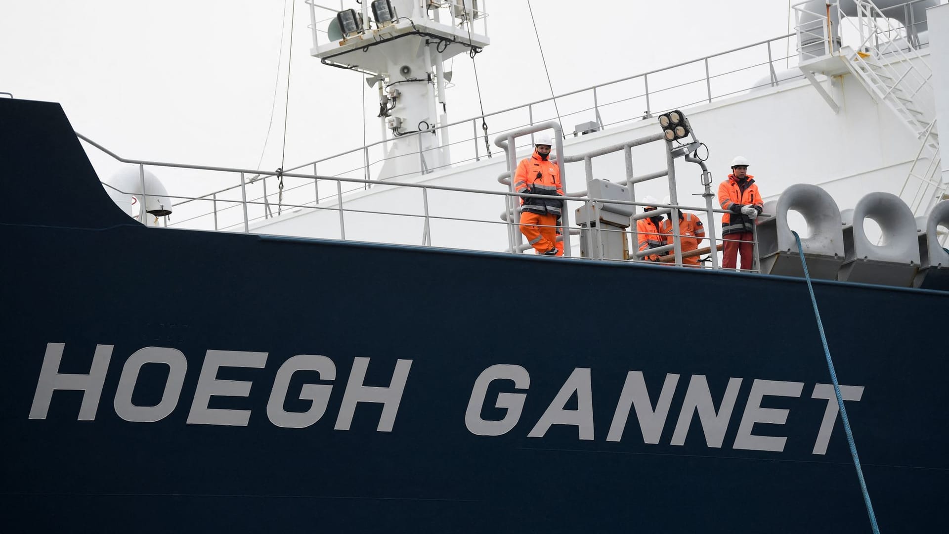 Arbeiter auf der "Höegh Gannet" in Brunsbüttel: Das Spezialschiff soll Flüssiggas aufnehmen, bis das feste Terminal arbeitsfähig ist.