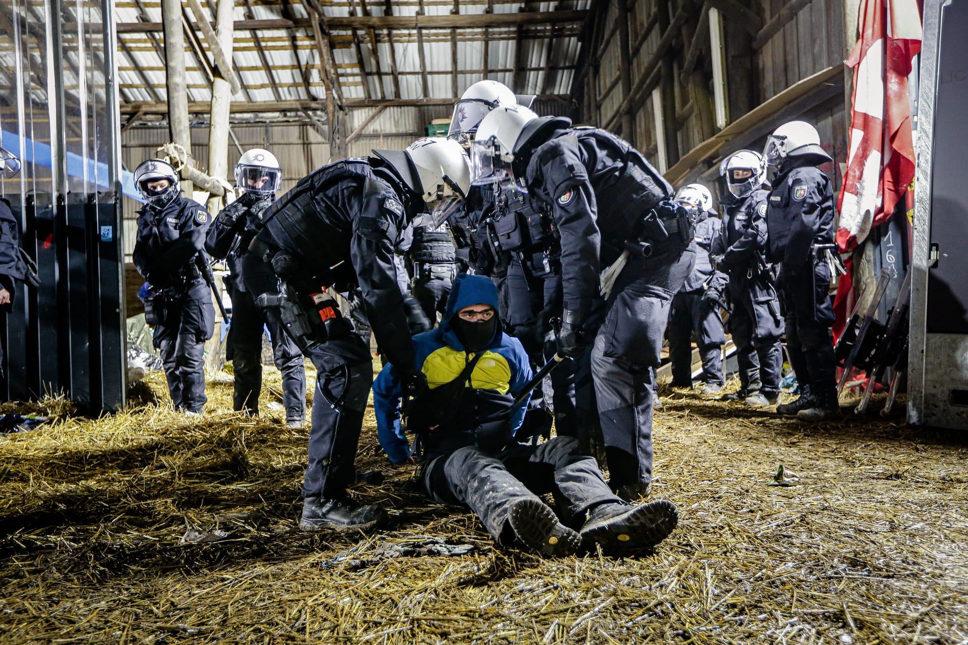 Festnahme eines Aktivisten in Lützerath: Die Polizei nutzt offenbar Fahrzeuge des RWE-Konzerns als Gefangenentransporter.