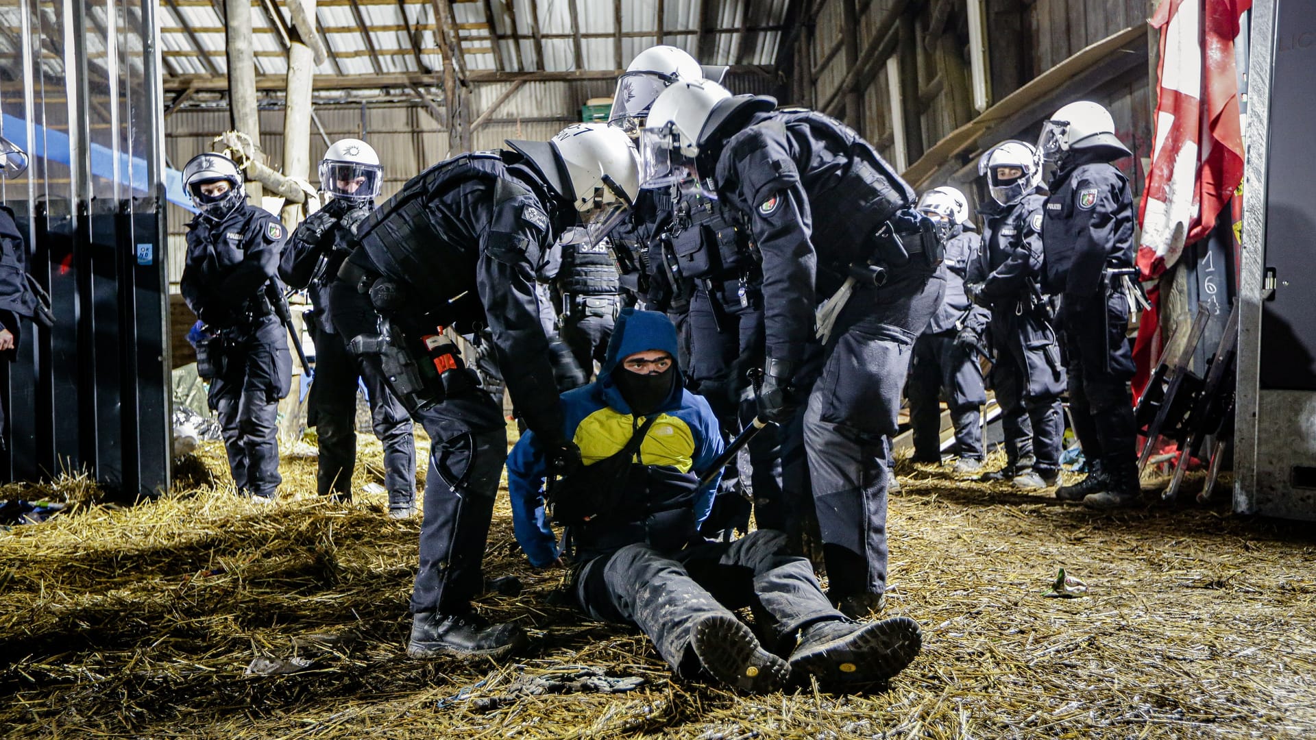 Festnahme eines Aktivisten in Lützerath: Die Polizei nutzt offenbar Fahrzeuge des RWE-Konzerns als Gefangenentransporter.