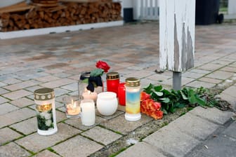Ein Blumenstrauß und Kerzen vor dem Haus: Hier wurde am Freitag eine 14-Jährige bei einer Gewalttat getötet.