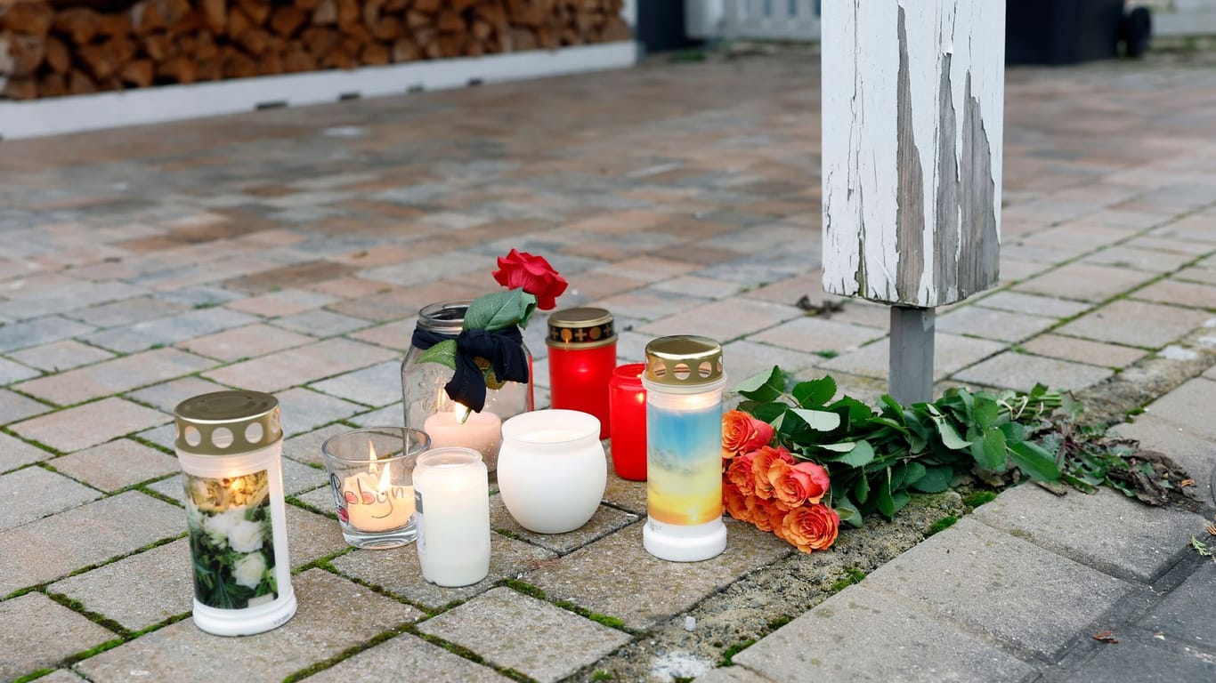Ein Blumenstrauß und Kerzen vor dem Haus: Hier wurde am Freitag eine 14-Jährige bei einer Gewalttat getötet.