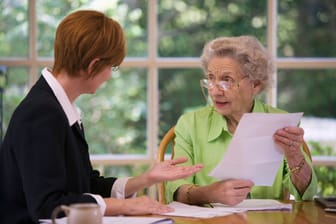 Rentnerin spricht mit einer Finanzberaterin (Symbolbild): Es kann sinnvoll sein, das Erbe des Ehepartners auszuschlagen.