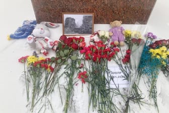 Denkmal im Zentrum von Moskau: Nach dem russischen Raketenangriff auf die Stadt Dnipro in der Ukraine mit mindestens 40 Todesopfern liegen Blumen und ein gerahmtes Foto des zerstörten Wohnhauses in Dnipro vor einem Denkmal.