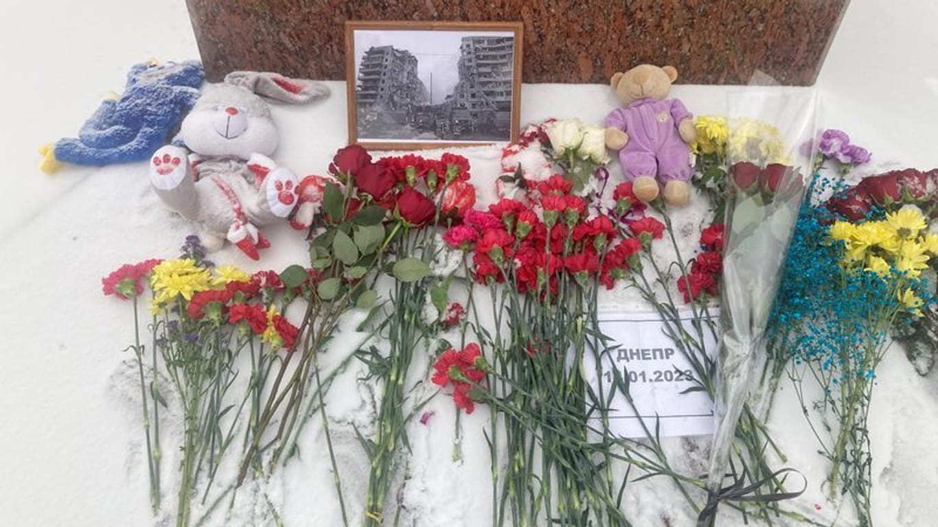 Denkmal im Zentrum von Moskau: Nach dem russischen Raketenangriff auf die Stadt Dnipro in der Ukraine mit mindestens 40 Todesopfern liegen Blumen und ein gerahmtes Foto des zerstörten Wohnhauses in Dnipro vor einem Denkmal.
