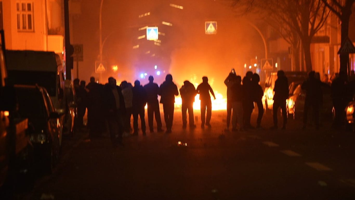 Brennende Straßenbarrikade an in Neukölln: Nach der Nacht kommt es zu hitzigen Debatten in der Politik.
