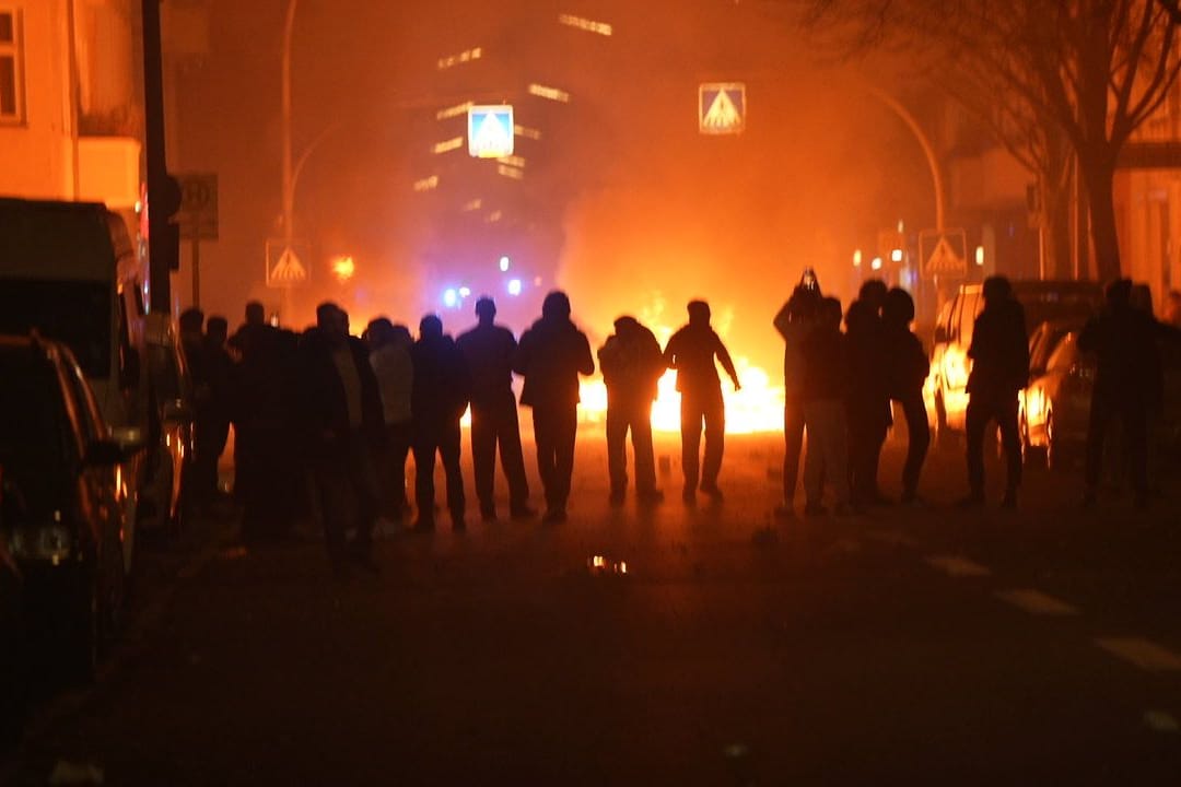 Brennende Straßenbarrikade an in Neukölln: Nach der Nacht kommt es zu hitzigen Debatten in der Politik.