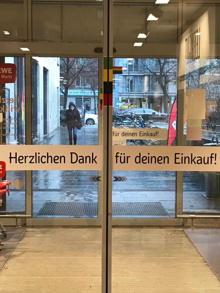 Wenn man einen Rewe verlässt, sieht man die Leiste an den automatischen Türen. Sie dient zur besseren Einschätzung der Körpergröße Foto: t-online.de