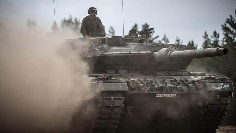 Ein Leopard-2-Panzer der Bundeswehr (Archivbild): Für den ukrainischen Präsidenten reichen 15 Fahrzeuge aus Deutschland nicht aus.