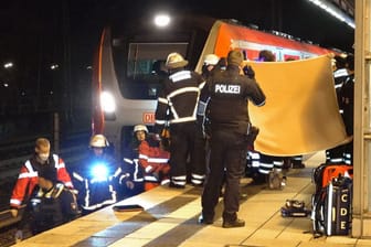 Einsatz am Bahnhof: Die Verletzte wird über den Bahnsteig zum Krankenwagen gebracht.