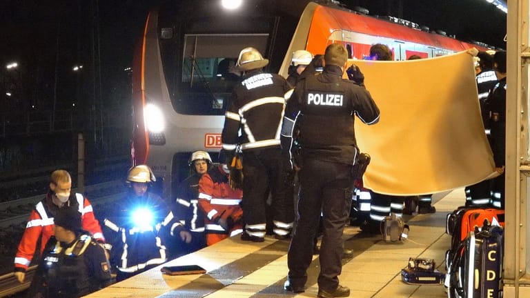 Einsatz am Bahnhof: Die Verletzte wird über den Bahnsteig zum Krankenwagen gebracht.