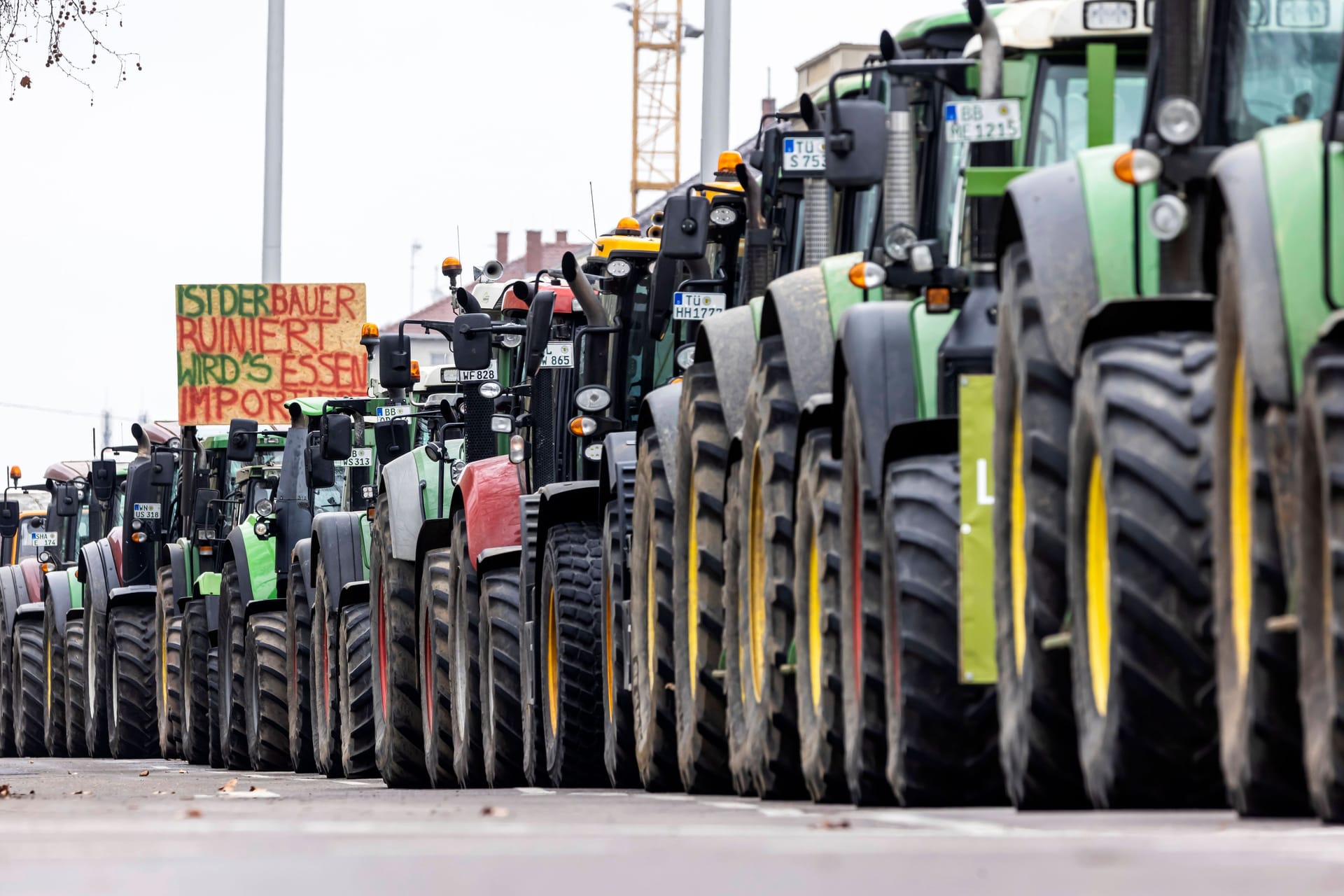 Traktordemo (Archivbild): Anlass für die Kundgebung waren Aussagen zwei Prominenter, die die Landwirte nicht auf sich sitzen lassen wollten.